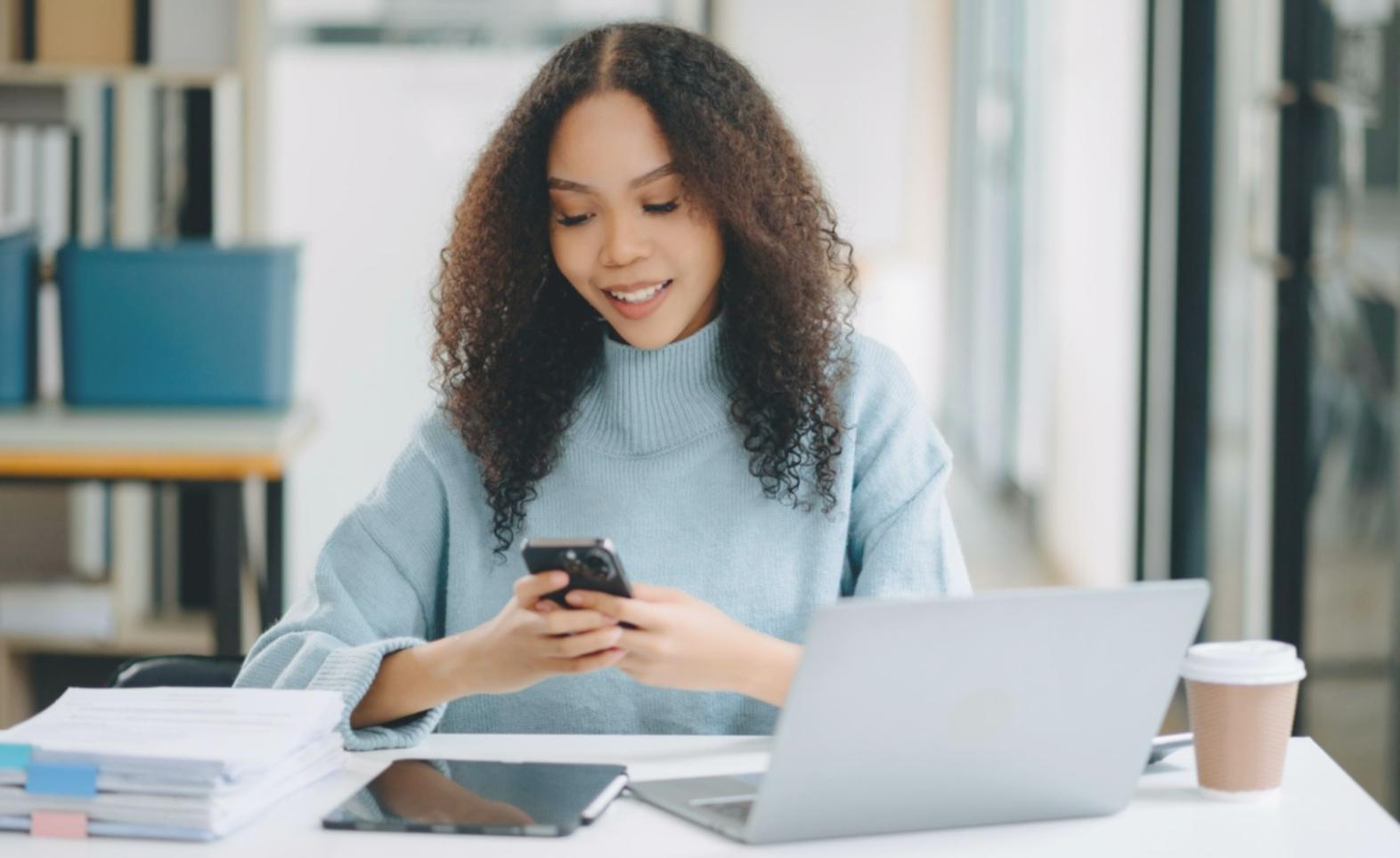 Professionnels analysant des données financières lors d'une session de formation budgétaire