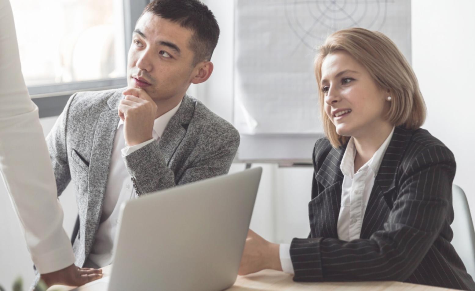 Équipe analysant des rapports financiers