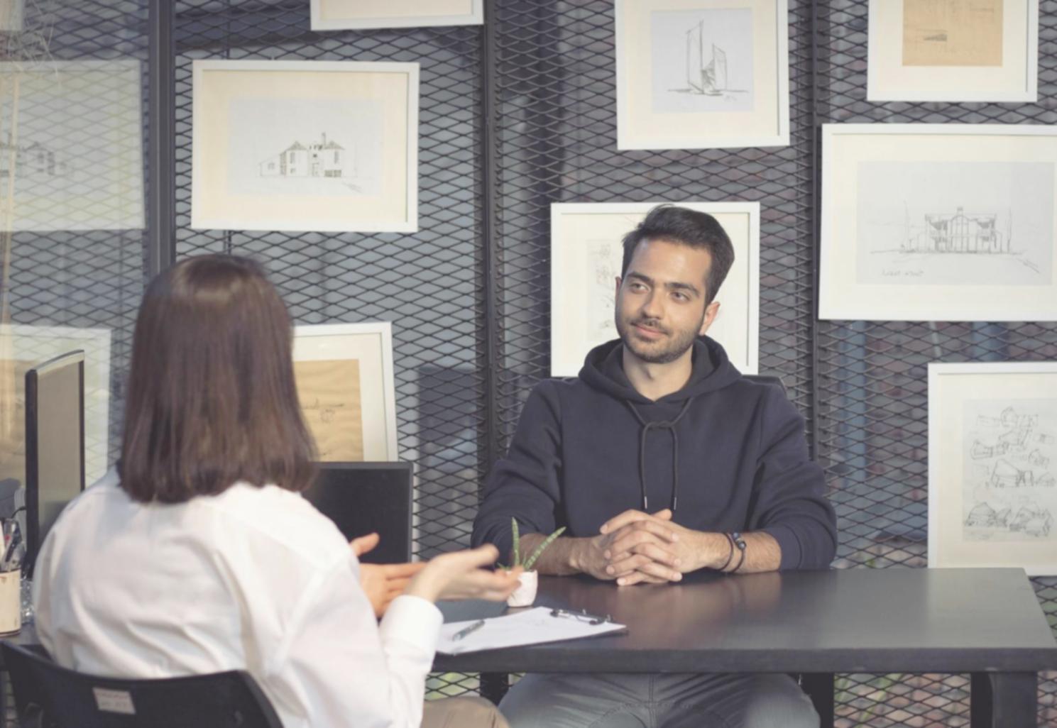 Équipe maloventhra travaillant sur des stratégies budgétaires